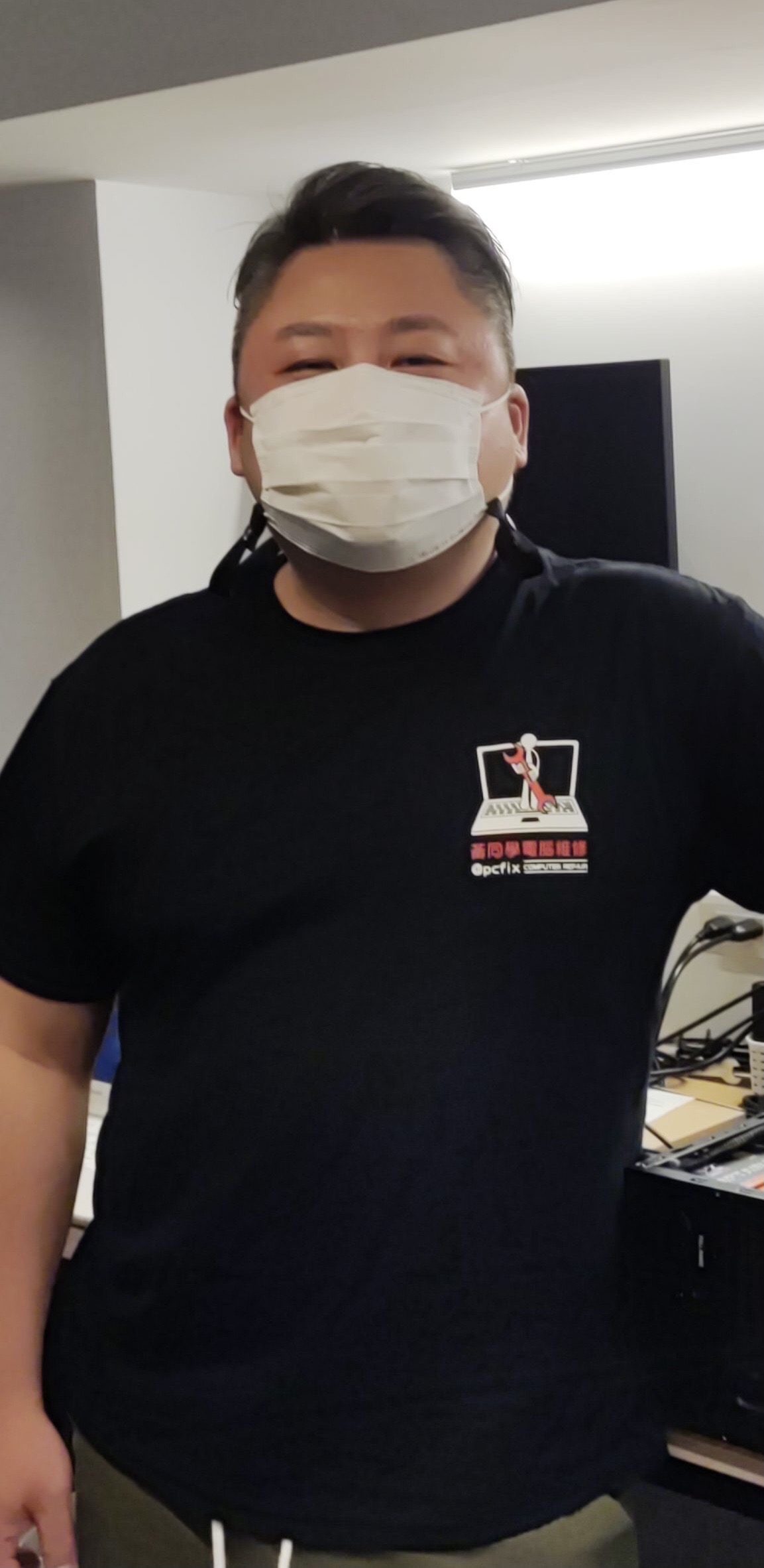 黃同學電腦維修品牌主理人阿杰於維修工作室