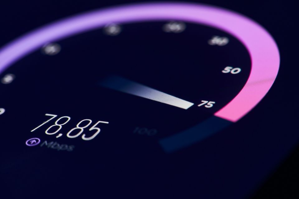 網速多少正常？從電腦測速結果看懂 Mbps、上傳下載與Ping值